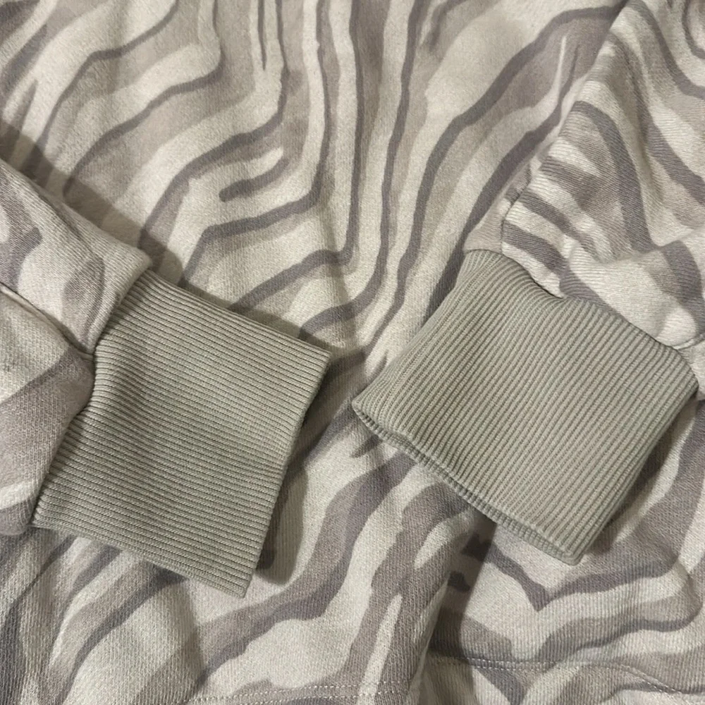 Sweaty Betty Cropped Hoodie in Ivory Tiger Print Medium - Picture 6 of 9